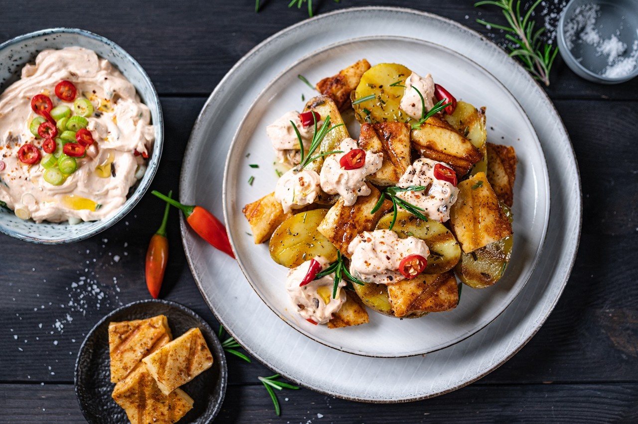 Grill- Und Pfannenkäse Kräuter Mit Rosmarin-Braterdäpfeln Und Harissa-Dip