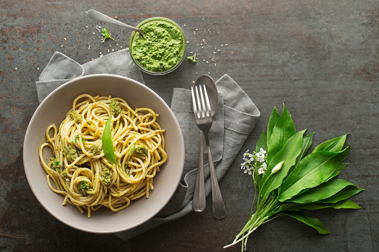 Selbst gemachte Pasta mit Bärlauchpesto