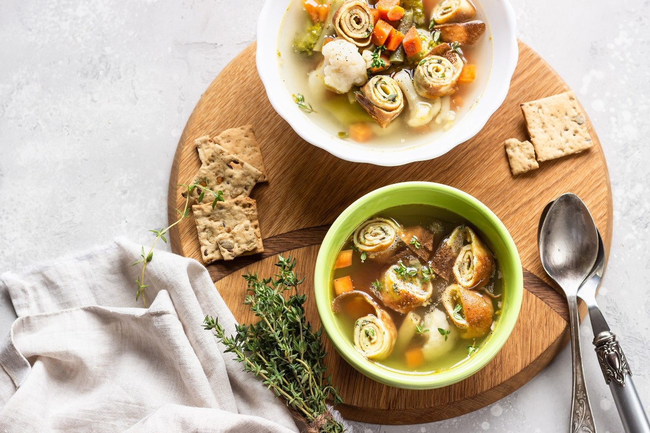 Frühlingssuppe mit Kräuterfrittaten